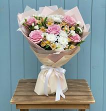 Букет цветов из:  Гвоздики, Орхидеи и Розы в Челно-Вершины
