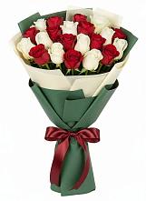 Букет Микс из красных и белых роз в Челно-Вершины