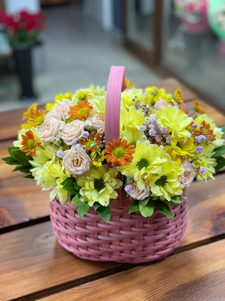 Цветочная композиция из Хризантемы и Розы в корзине в Челно-Вершины