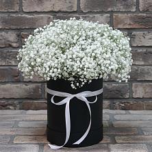 Цветочная композиция из Гипсофила в шляпной коробке в Челно-Вершины